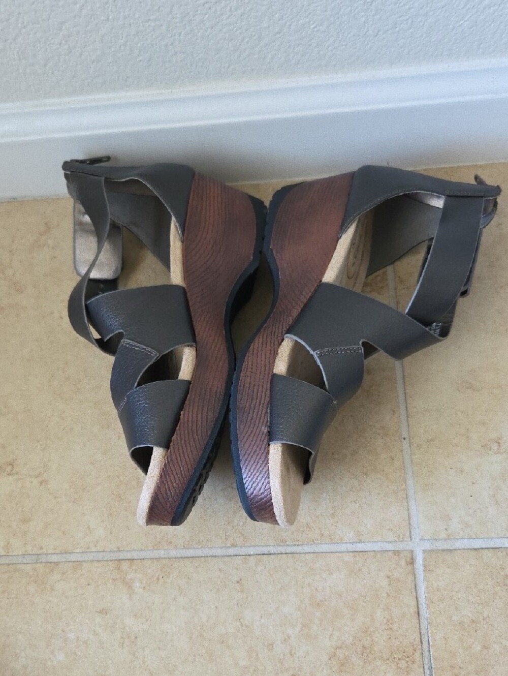 EASY STREET Rosa Crisscross Wedge Sandals Charcoal Sz 7.5WW Comfy Cushioned - Picture 9 of 15